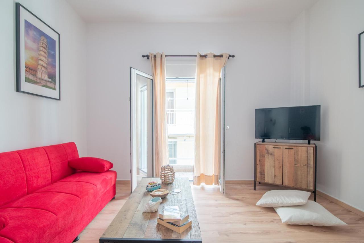 Modern Renovated Apt Next To The Beachfront イラクリオン エクステリア 写真