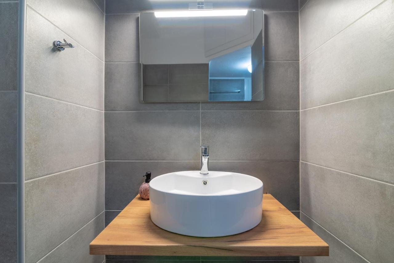 Modern Renovated Apt Next To The Beachfront イラクリオン エクステリア 写真