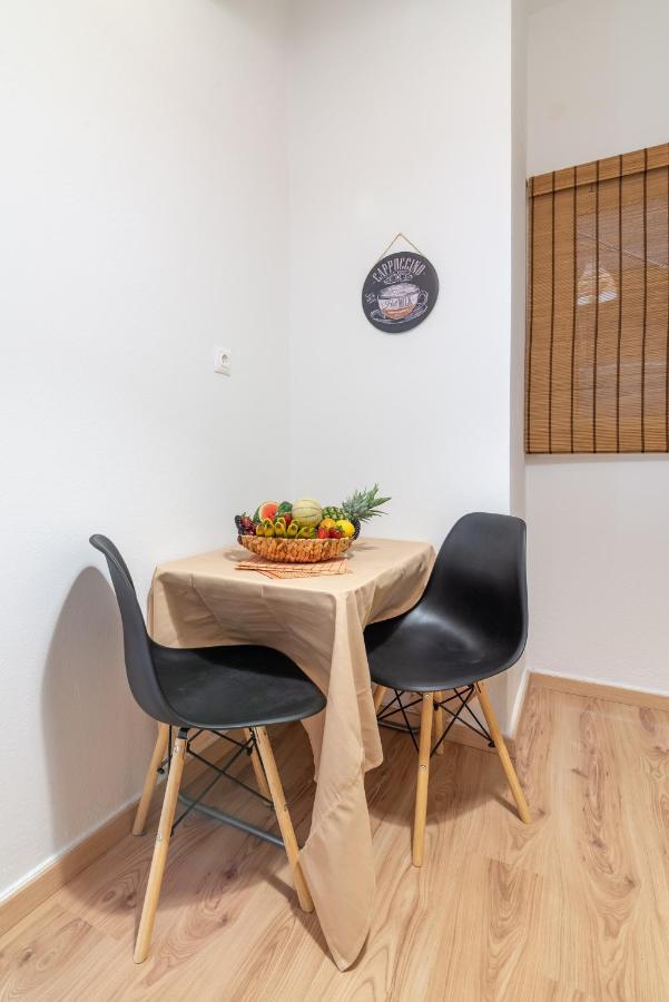 Modern Renovated Apt Next To The Beachfront イラクリオン エクステリア 写真