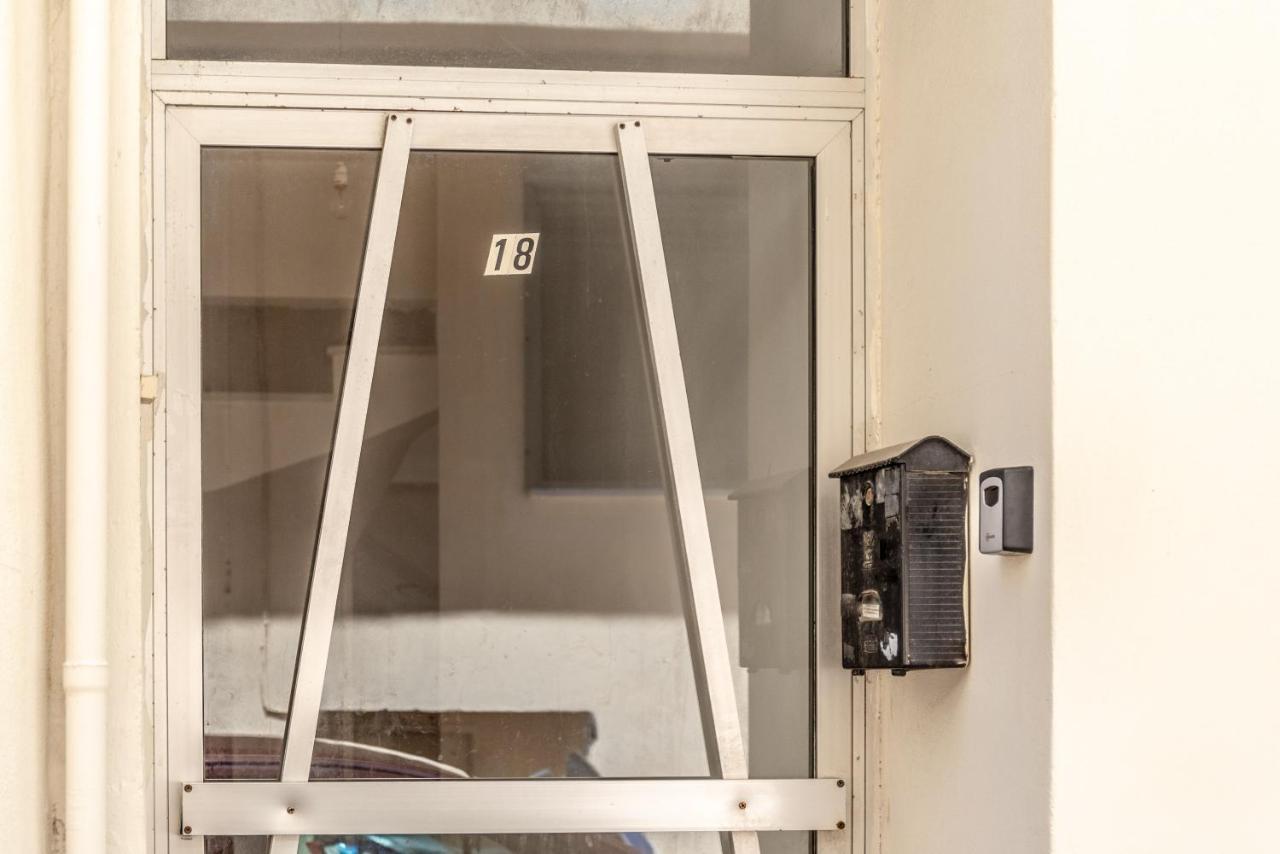 Modern Renovated Apt Next To The Beachfront イラクリオン エクステリア 写真