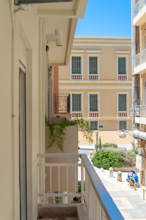 Modern Renovated Apt Next To The Beachfront イラクリオン エクステリア 写真
