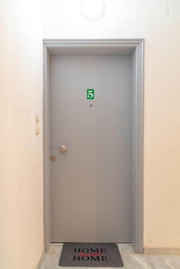 Modern Renovated Apt Next To The Beachfront イラクリオン エクステリア 写真