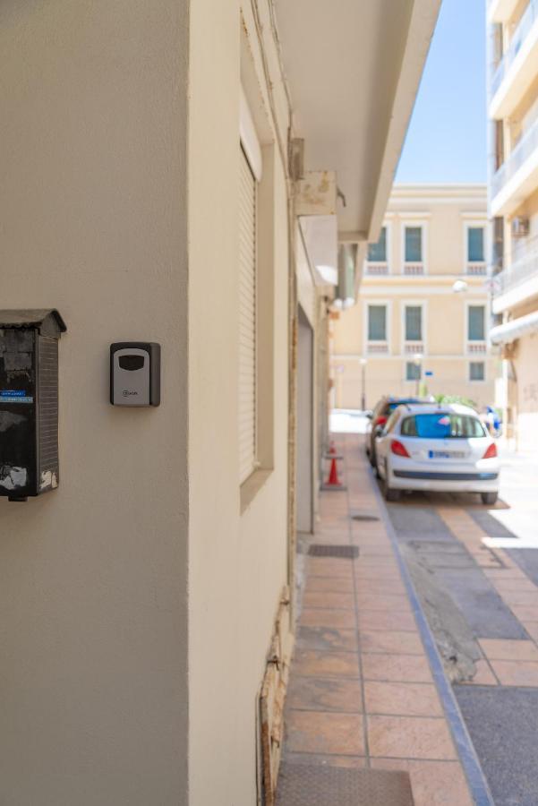 Modern Renovated Apt Next To The Beachfront イラクリオン エクステリア 写真